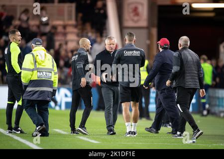 Chris Wilder manager di Middlesbrough scrolla le mani con Paul Warne manager di Rotherham United dopo la partita del campionato Sky Bet Middlesbrough vs Rotherham United al Riverside Stadium, Middlesbrough, Regno Unito, 17th settembre 2022 (Foto di James Heaton/News Images) Foto Stock