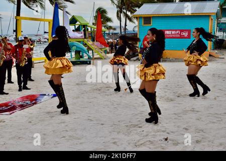 Il Guayabal Latin Band Municipal, da El Salvador, esibendosi con i suoi ballerini nel parco centrale di San Pedro, Belize per Noche Centroamericana. Foto Stock