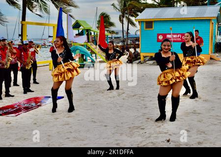 Il Guayabal Latin Band Municipal, da El Salvador, esibendosi con i suoi ballerini nel parco centrale di San Pedro, Belize per Noche Centroamericana. Foto Stock