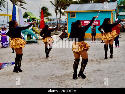 Il Guayabal Latin Band Municipal, da El Salvador, esibendosi con i suoi ballerini nel parco centrale di San Pedro, Belize per Noche Centroamericana. Foto Stock