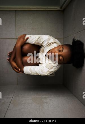 Depressione donna, la salute mentale e l'ansia sopraffatti per il fallimento della vita, crisi e stress. Sopra triste, stanco e frustrato studente con emotivo Foto Stock