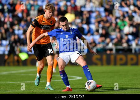 Durante la partita della Vanarama National League tra Oldham Athletic e Eastleigh al Boundary Park, Oldham, sabato 17th settembre 2022. (Credit: Eddie Garvey | MI News)Luke Burgess of Oldham Athletic Tussles with JJ McKiernan of Eastleigh Football Club durante la partita della Vanarama National League tra Oldham Athletic e Eastleigh al Boundary Park, Oldham sabato 17th settembre 2022. (Credit: Eddie Garvey | MI News) Credit: MI News & Sport /Alamy Live News Foto Stock