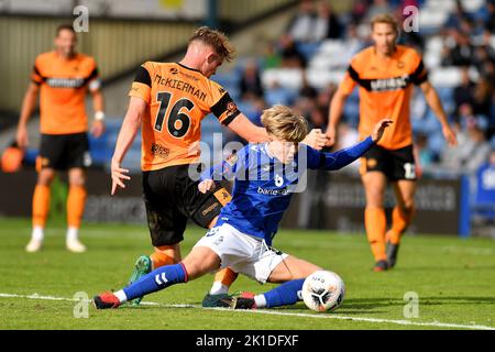 Durante la partita della Vanarama National League tra Oldham Athletic e Eastleigh al Boundary Park, Oldham, sabato 17th settembre 2022. (Credit: Eddie Garvey | MI News)Harry Vaughan of Oldham Athletic Tussles con JJ McKiernan dell'Eastleigh Football Club durante la partita della Vanarama National League tra Oldham Athletic e Eastleigh al Boundary Park, Oldham sabato 17th settembre 2022. (Credit: Eddie Garvey | MI News) Credit: MI News & Sport /Alamy Live News Foto Stock