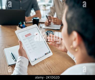 Mani di una donna d'affari con tablet, debito o ritardo di pagamento in una riunione. Prestito bancario, fattura fiscale o negoziazione di riduzione del prezzo su beni, cliente o. Foto Stock