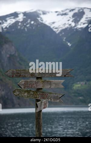 Undredal, Norvegia - 19 giugno 2022: Villaggio di Undredal nel comune di Aurland nella contea di Vestland, situato lungo il Aurlandsfjorden che è un ramo fuori Foto Stock