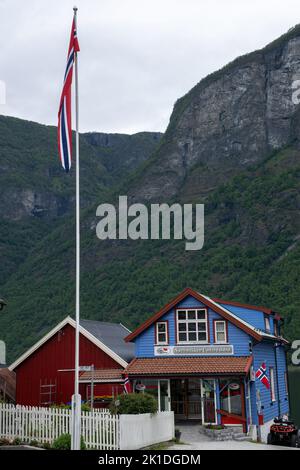 Undredal, Norvegia - 19 giugno 2022: Villaggio di Undredal nel comune di Aurland nella contea di Vestland, situato lungo il Aurlandsfjorden che è un ramo fuori Foto Stock