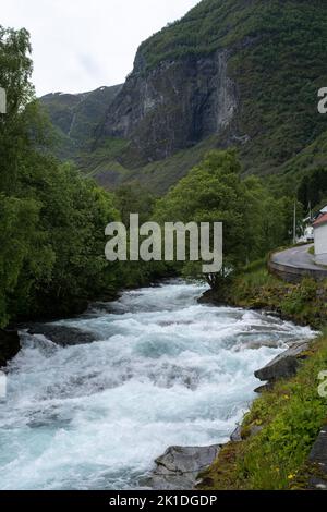 Undredal, Norvegia - 19 giugno 2022: Villaggio di Undredal nel comune di Aurland nella contea di Vestland, situato lungo il Aurlandsfjorden che è un ramo fuori Foto Stock