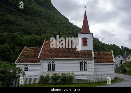 Undredal, Norvegia - 19 giugno 2022: Villaggio di Undredal nel comune di Aurland nella contea di Vestland, situato lungo il Aurlandsfjorden che è un ramo fuori Foto Stock