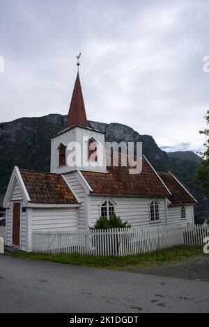 Undredal, Norvegia - 19 giugno 2022: Villaggio di Undredal nel comune di Aurland nella contea di Vestland, situato lungo il Aurlandsfjorden che è un ramo fuori Foto Stock