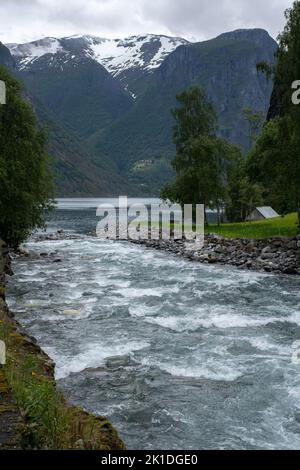 Undredal, Norvegia - 19 giugno 2022: Villaggio di Undredal nel comune di Aurland nella contea di Vestland, situato lungo il Aurlandsfjorden che è un ramo fuori Foto Stock