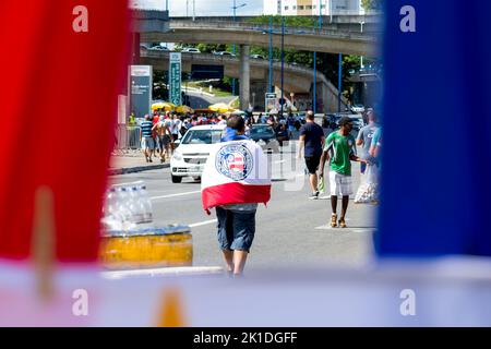 Salvador, Bahia, Brasile - 01 aprile 2018: Gli appassionati di Esporte Clube Bahia sono visti prima del gioco alla Fonte Nova Arena. Salvador, Bahia. Foto Stock