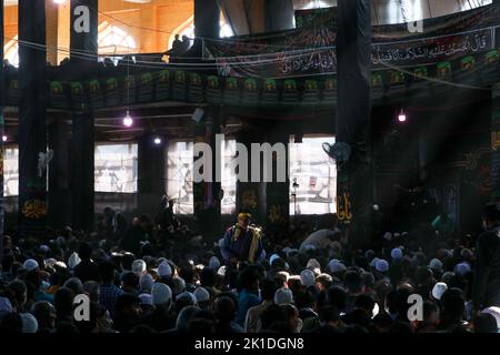 17 settembre 2022, Srinagar, Jammu e Kashmir, India: Musulmani sciiti che partecipano ad un incontro religioso durante la processione per marcare Arbaeen. Il 40th° giorno dopo Ashura è Arbaeen, che commemora l'uccisione del settimo secolo del nipote del Profeta Maometto, Imam Hussain, e dei suoi 72 compagni. 21,2 milioni di pellegrini sono arrivati nella città dell'Iraq centrale dopo due anni segnati dall'epidemia di Covid e dalle restrizioni alle frontiere. (Credit Image: © Adel Abbas/ZUMA Press Wire) Foto Stock