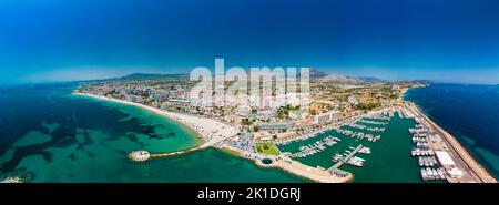 Veduta aerea del drone di la Vila Joiosa Villajoyosa, Provincia di Alicante, Costa Blanca, Spagna Foto Stock