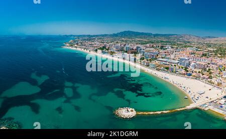 Veduta aerea del drone di la Vila Joiosa Villajoyosa, Provincia di Alicante, Costa Blanca, Spagna Foto Stock