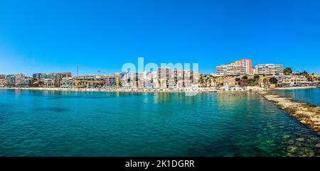 Veduta aerea del drone di la Vila Joiosa Villajoyosa, Provincia di Alicante, Costa Blanca, Spagna Foto Stock