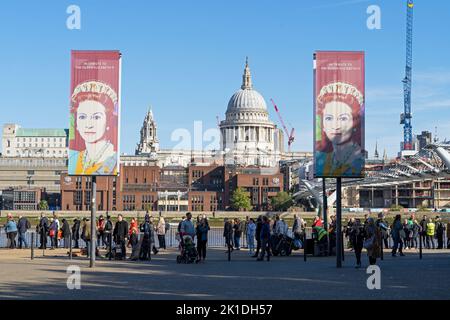 Fai una coda lungo le rive del Tamigi, persone in attesa di rendere omaggio alla regina che si trova nello stato. Londra - 17th settembre 2022 Foto Stock