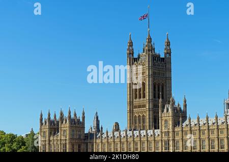 Palazzo di Westminster con bandiera Union Jack che vola a metà albero Foto Stock