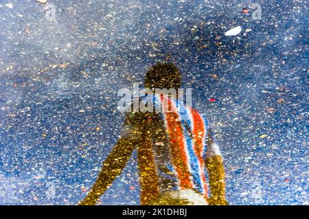 Salvador, Bahia, Brasile - 01 aprile 2018: Tifosi della squadra di calcio di Esporte Clube Bahia, visto attraverso il riflesso dell'acqua nel vicinit Foto Stock