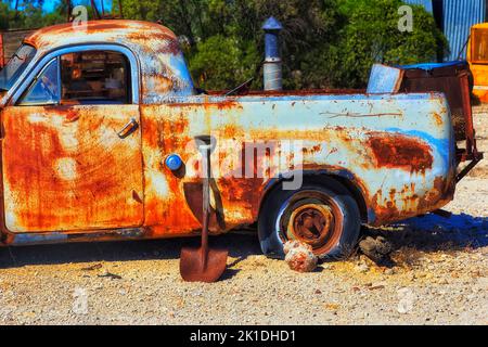 Vecchio veicolo di camion della ruggine in Lightning Ridge opal la città della miniera dell'Outback Australia. Foto Stock