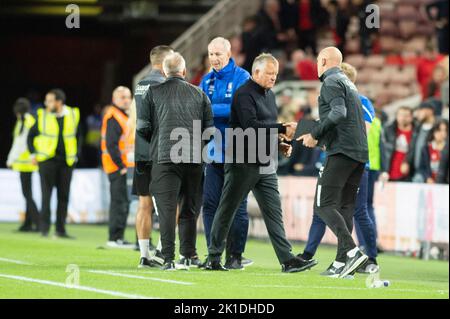 Chris Wilder, manager di Middlesbrough, si scrolla le mani con il direttore di Rotherham, Paul Warne, dopo un disputato sulla partita finale del campionato Sky Bet tra Middlesbrough e Rotherham United, al Riverside Stadium di Middlesbrough sabato 17th settembre 2022. (Credit: Trevor Wilkinson | NOTIZIE MI) Credit: NOTIZIE MI e sport /Alamy Live News Foto Stock