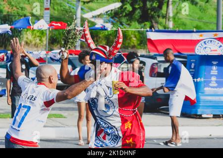 Salvador, Bahia, Brasile - 01 aprile 2018: Gli appassionati di Esporte Clube Bahia sono visti prima del gioco alla Fonte Nova Arena. Salvador, Bahia. Foto Stock