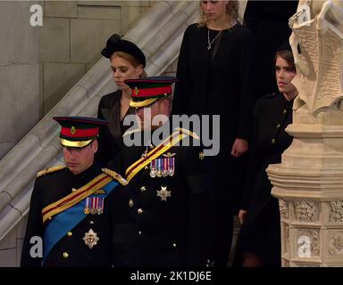 in foto: Nipoti della regina tra cui il principe Harry in uniforme il principe William Lady Louise Windsor James Visconte Severn principessa Eugenie Princes Foto Stock