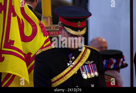 in foto: Nipoti della regina tra cui il principe Harry in uniforme il principe William Lady Louise Windsor James Visconte Severn principessa Eugenie Princes Foto Stock