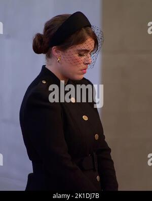 in foto: Nipoti della regina tra cui il principe Harry in uniforme il principe William Lady Louise Windsor James Visconte Severn principessa Eugenie Princes Foto Stock