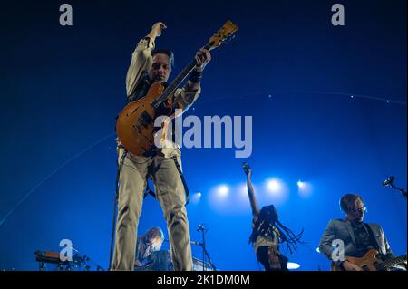 Milano, Italia. 17th Set, 2022. Milano, Italia - 17 settembre 2022: Il musicista e cantante Win Butler of Arcade Fire suona sul palco durante il 'The We Tour' al Mediolanum Forum di Assago (Photo by Piero Crociatti/Sipa USA) Credit: Sipa USA/Alamy Live News Foto Stock