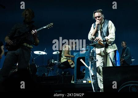 Milano, Italia. 17th Set, 2022. Milano, Italia - 17 settembre 2022: Il musicista e cantante Win Butler of Arcade Fire suona sul palco durante il 'The We Tour' al Mediolanum Forum di Assago (Photo by Piero Crociatti/Sipa USA) Credit: Sipa USA/Alamy Live News Foto Stock