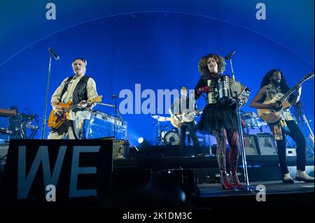 Milano, Italia. 17th Set, 2022. Milano, Italia - 17 settembre 2022: I musicisti Win Butler e Regine Chassagne di Arcade Fire suonano sul palco durante il 'The We Tour' al Mediolanum Forum di Assago (Photo by Piero Crociatti/Sipa USA) Credit: Sipa USA/Alamy Live News Foto Stock