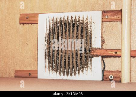 Primo piano di una ventola di scarico della cucina molto sporca. Prima di eseguire operazioni di pulizia e lavaggio preventive, aprire la ventola. Foto Stock