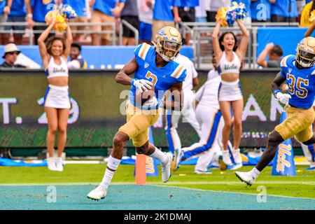 Pasadena, California. 17th Set, 2022. UCLA Bruins difensivo indietro Devin Kirkwood #3 in azione durante il terzo quarto della partita di calcio NCAA tra i Bruins UCLA e le Jaguar dell'Alabama del Sud al Rose Bowl di Pasadena, California.Mandatory Photo Credit: Louis Lopez/Cal Sport Media/Alamy Live News Foto Stock