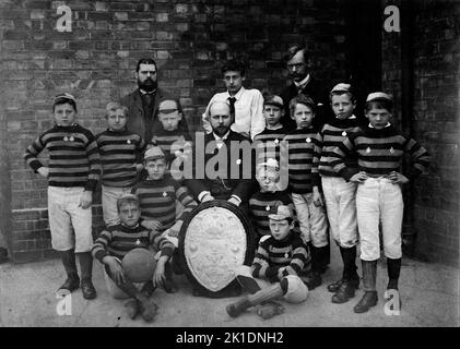 AJAXNETPHOTO. 1899. BIRMINGHAM, INGHILTERRA. - JUNIOR FOOTBALL TEAM - FOTO DI GRUPPO DELLA SQUADRA JUNIOR ALBION. PHOTOGRAPHER:UNKNOWN PHOTO: © DIGITAL IMAGE COPYRIGHT AJAX VINTAGE PICTURE LIBRARY SOURCE: AJAX VINTAGE PICTURE LIBRARY COLLECTION REF:221806 28 Foto Stock