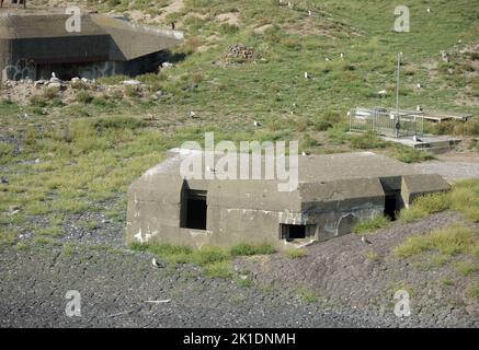 AJAXNETPHOTO. 25TH AGOSTO, 2022. IJMUIDEN, PAESI BASSI. - ISOLA FORTEZZA - FORTEILAND ISLAND, SITO PATRIMONIO DELL'UMANITÀ DELL'UNESCO CHE CUSTODISCE L'INGRESSO AL FIUME AMSTEL ALL'INGRESSO DEL CANALE DEL MARE DEL NORD. COSTRUITO NEL 1880 PER DIFENDERE LA ZONA E LIMITARE IL TRAFFICO MARITTIMO DIRETTO AD AMSTERDAM. L'ISOLA FU UTILIZZATA DALLA GERMANIA NELLA SECONDA GUERRA MONDIALE COME PARTE DELLA LINEA DI DIFESA DELLE MURA ATLANTICHE. PHOTO:TONY HOLLAND/AJAX RIF:DTH 2207 Foto Stock