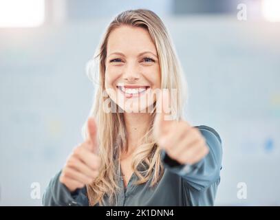 Pollici in su, motivazione o sì e una donna felice di affari con un sorriso in ufficio. Grazie, successo e vincitore con un dipendente femminile in Foto Stock