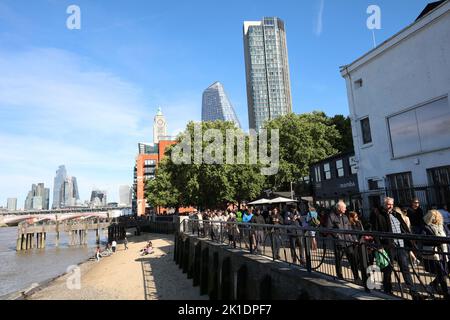 Londra, Regno Unito. 17th Set, 2022. I membri della coda pubblica per vedere la bara di sua Maestà la Regina Elisabetta II che si trova nello stato nella Westminster Hall di Londra sabato 17 settembre 2022. I funerali della regina Elisabetta II si svolgeranno presso l'abbazia di Westminster lunedì 19th settembre e saranno presenti leader di tutto il mondo. Foto di Hugo Philpott/UPI Credit: UPI/Alamy Live News Foto Stock