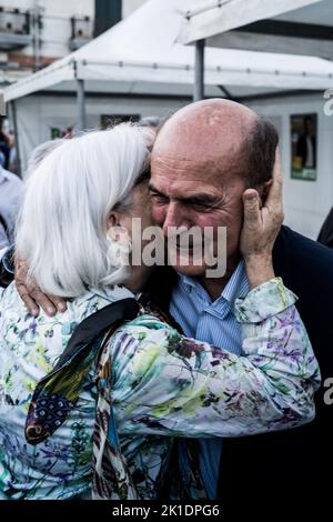 Reggio Calabria, ITALIA. 17th Set, 2022. Pierluigi Bersani con il suo sostenitore a Reggio Calabria il 17 settembre 2022. (Credit Image: © Vincenzo Circosta/ZUMA Press Wire) Foto Stock