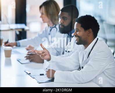 Medici, operatori sanitari ed esperti medici in riunione in ospedale, collaborazione sulla medicina in conferenza seminario e parlare di cardiologia in Foto Stock