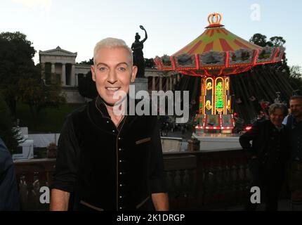 Monaco, Germania. 17th Set, 2022. Il cantante H. P. Baxxter festeggia sul balcone della tenda Käfer all'inizio dell'Oktoberfest di Monaco del 187th. L'Oktoberfest di Monaco si svolge sul Theresienwiese fino al 3 ottobre. Credit: Felix Hörhager/dpa/Alamy Live News Foto Stock