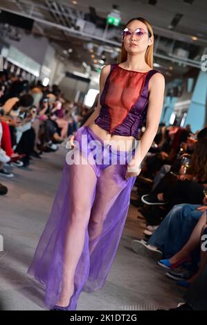 Londra, Regno Unito. 17th Set, 2022. 'The longer Runway' durante la London Fashion Week SS23 al Lock No.4, Twickenham Stadium, Londra, Regno Unito. 17th Set, 2022. Credit: Vedi li/Picture Capital/Alamy Live News Foto Stock