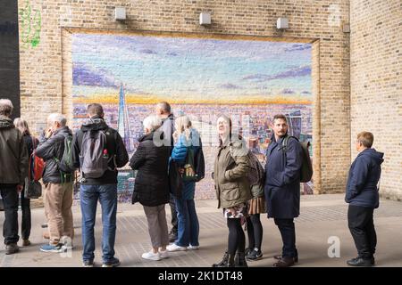 Le persone che si uniscono alle code lungo la riva sud del Tamigi per pagare il loro rispetto per la regina che si trova nello stato presso la sala Westminster di Londra UK Foto Stock