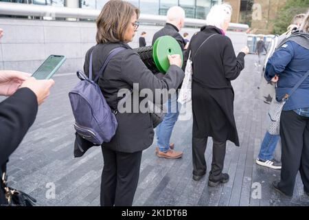 Le persone che si uniscono alle code lungo la riva sud del Tamigi per pagare il loro rispetto per la regina che si trova nello stato presso la sala Westminster di Londra UK Foto Stock