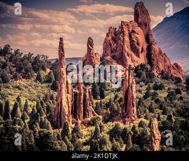 I pinnacoli, le colonne e le scogliere di arenaria del Garden of the Gods Foto Stock