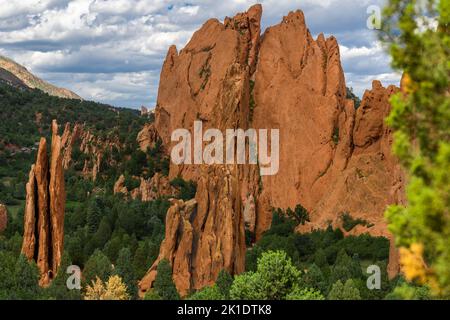 I pinnacoli, le colonne e le scogliere di arenaria del Garden of the Gods Foto Stock