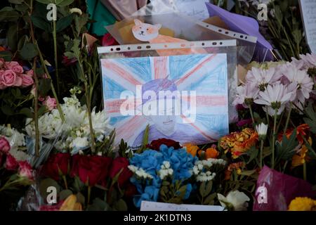 Londra, Regno Unito. 17th Set, 2022. I tributi sono lasciati al parco di St. James, dopo la morte della regina Elisabetta britannica a Londra, Gran Bretagna, 17 settembre 2022 (immagine di accreditamento: © May James/ZUMA Press Wire) Foto Stock