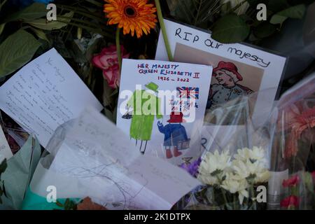 Londra, Regno Unito. 17th Set, 2022. I tributi sono lasciati al parco di St. James, dopo la morte della regina Elisabetta britannica a Londra, Gran Bretagna, 17 settembre 2022 (immagine di accreditamento: © May James/ZUMA Press Wire) Foto Stock