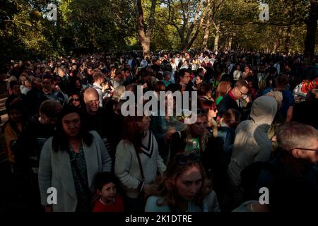 Londra, Regno Unito. 17th Set, 2022. La gente fa una coda al St. James Park per entrare nel Green Park per fare tributi, dopo la morte della regina Elisabetta britannica a Londra, Gran Bretagna, 17 settembre 2022 (Credit Image: © May James/ZUMA Press Wire) Foto Stock