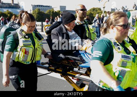 Londra, Regno Unito. 17th Set, 2022. Un uomo è portato da un team medico al ponte di Westminster a Londra, Gran Bretagna, 17 settembre 2022 (Credit Image: © May James/ZUMA Press Wire) Foto Stock