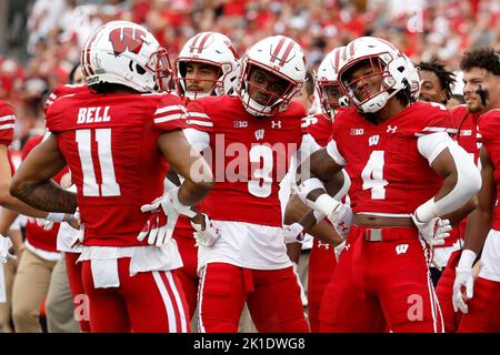 Madison, WISCONSIN, Stati Uniti. 17th Set, 2022. Wisconsin Badgers Wide Receiver Skyler Bell (11) festeggia con i suoi colleghi ricevitori Wide Receiver Keontez Lewis (3) e Wide Receiver Markus Allen (4) dopo il suo ricevimento di touchdown di 49 iarde durante la partita di calcio NCAA tra gli Aggies dello Stato del New Mexico e i tassi del Wisconsin al Camp Randall Stadium di Madison, WI. Darren Lee/CSM/Alamy Live News Foto Stock